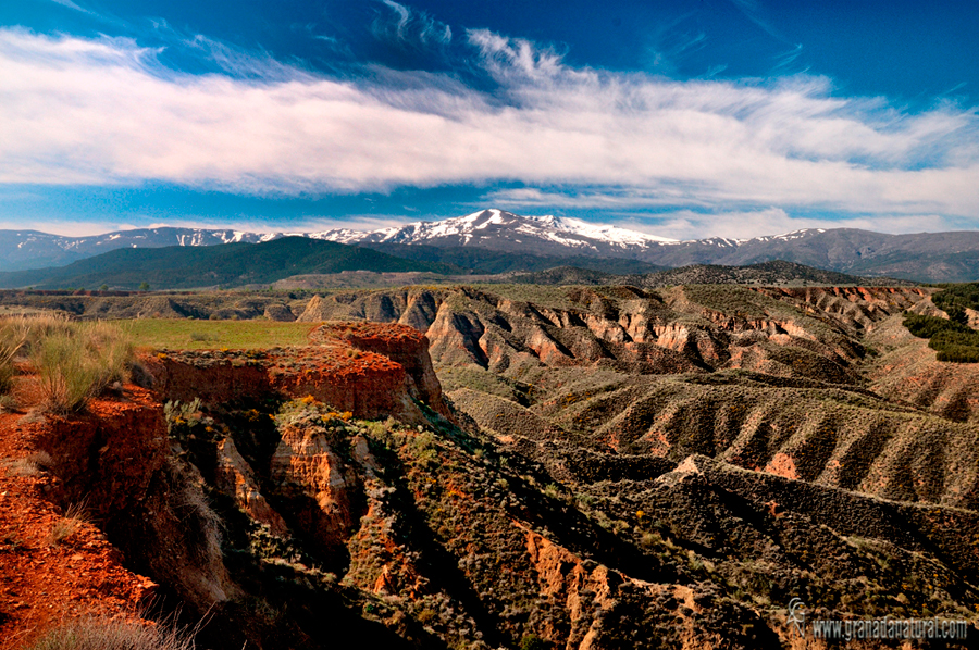 Bad Lands y sierra Nevada desde el mirador del fin del mundo