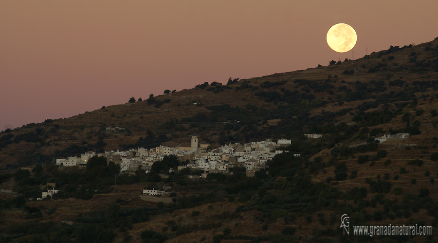 Luna sobre Cañar. Pueblos de Granada