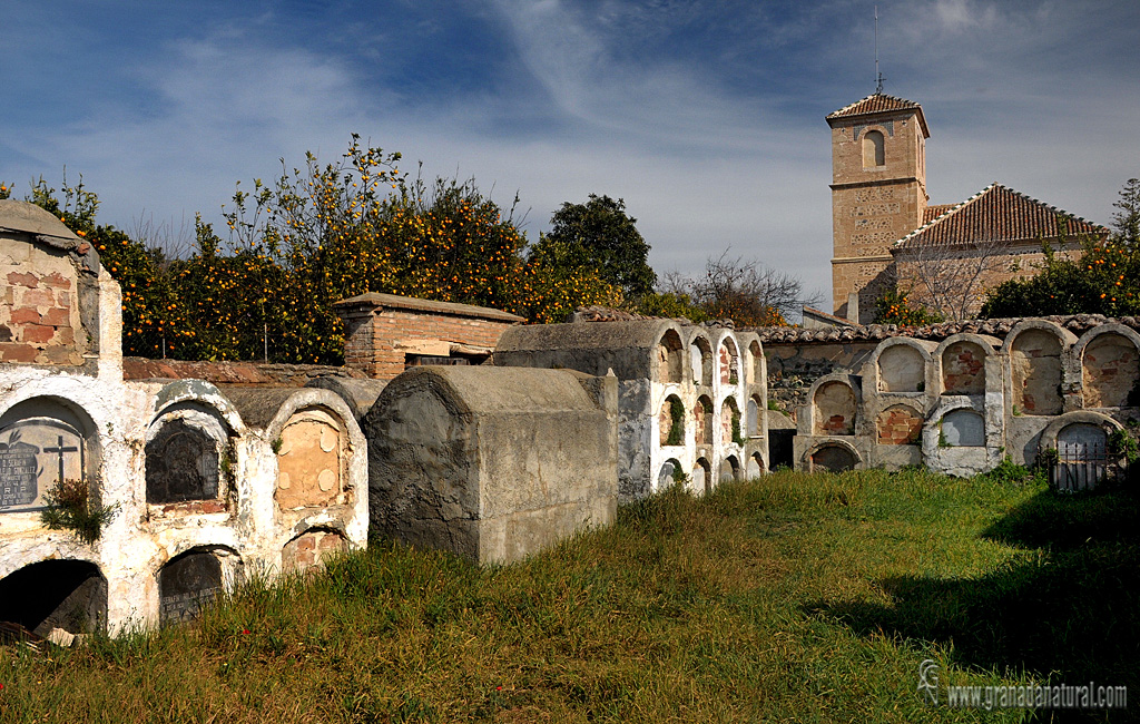 Iglesia de Melegs y cementerio. Paisajes de Granada