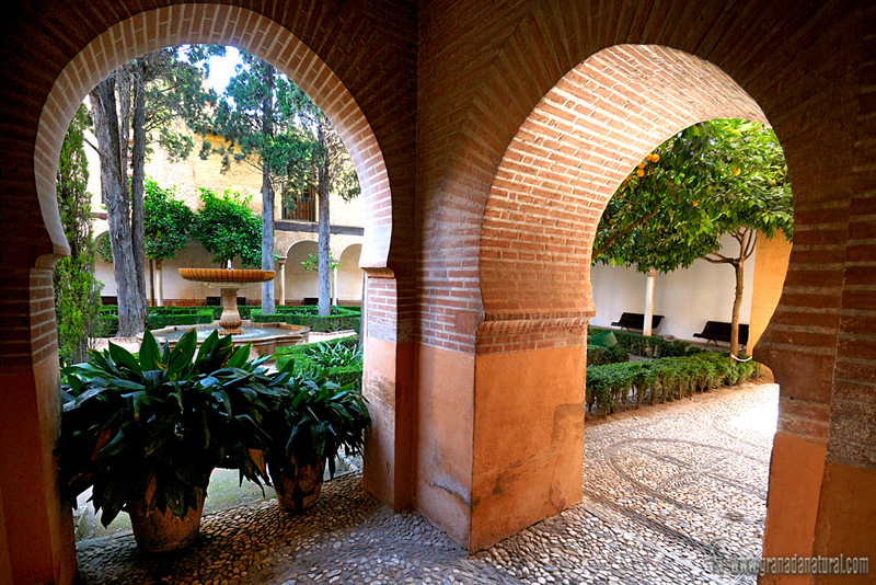 Con ivistas al patio de Lindaraja (Alhambra) 