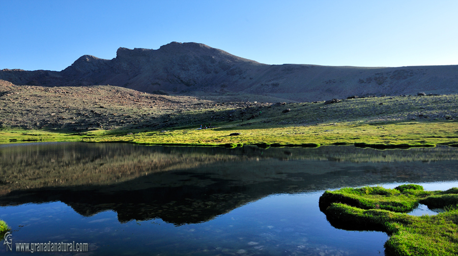 Reflejos en la Laguna Hondera ( Parque nacional de Sierra Nevada). Lagunas de Sierra Nevada, Paisajes de Granada