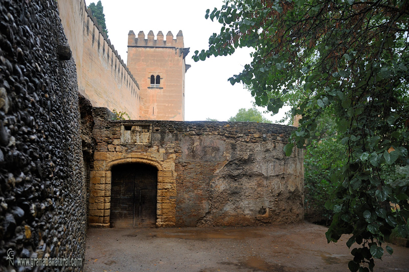 Torre de los Picos desde la Cuesta de los Chinos. Alhambra de Granada